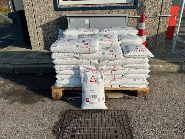 Zaken strooizout bij de milieustraat in Schiedam